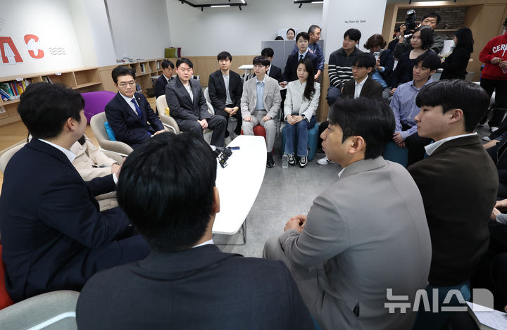 [서울=뉴시스] 최진석 기자 = 정원오 더불어민주당 서울시장 후보가 28일 서울 동대문구 경희대 캠퍼스타운 삼의원창업센터 누리터에서 열린 정원오의 찾아가는 간담회 : 청년기업가 및 예비창업자 편에서 청년들의 말을 경청하고 있다. 2026.04.28. myjs@newsis.com