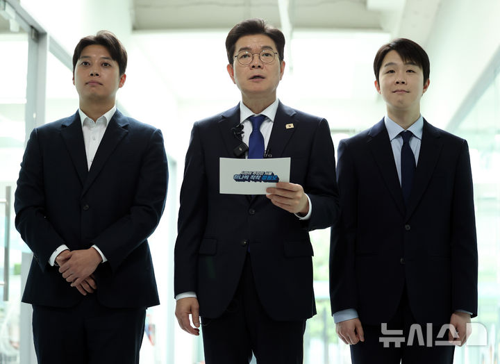 [서울=뉴시스] 최진석 기자 = 정원오(가운데) 더불어민주당 서울시장 후보가 28일 서울 동대문구 경희대 캠퍼스타운 삼의원창업센터에서 청년창업 수도 서울, 창업루키와 함께! 청년공약을 발표하고 있다. 2026.04.28. myjs@newsis.com