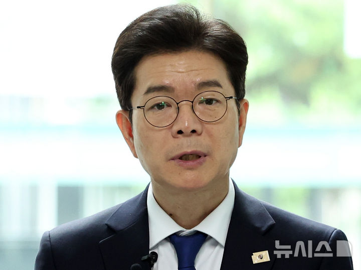 [서울=뉴시스] 최진석 기자 = 정원오(가운데) 더불어민주당 서울시장 후보가 28일 서울 동대문구 경희대 캠퍼스타운 삼의원창업센터에서 청년창업 수도 서울, 창업루키와 함께! 청년공약을 발표하고 있다. 2026.04.28. myjs@newsis.com