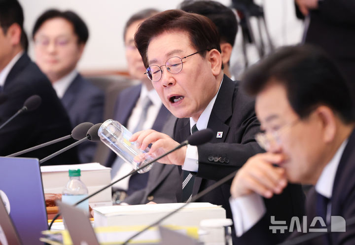 [서울=뉴시스] 고범준 기자 = 이재명 대통령이 28일 청와대에서 열린 국무회의 겸 비상경제점검회의에서 캔시머 용기를 살펴보고 있다. (청와대통신사진기자단) 2026.04.28. bjko@newsis.com