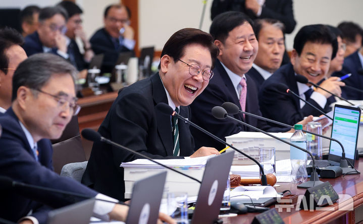 [서울=뉴시스] 고범준 기자 = 이재명 대통령이 28일 청와대에서 열린 국무회의 겸 비상경제점검회의에서 밝게 웃고 있다. (청와대통신사진기자단) 2026.04.28. bjko@newsis.com