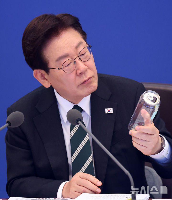 [서울=뉴시스] 고범준 기자 = 이재명 대통령이 28일 청와대에서 열린 국무회의 겸 비상경제점검회의에서 캔시머 용기를 살펴보고 있다. (청와대통신사진기자단) 2026.04.28. bjko@newsis.com