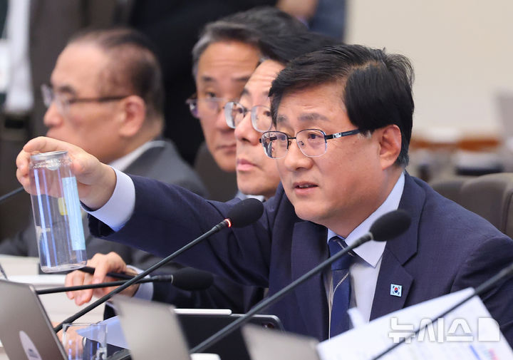 [서울=뉴시스] 고범준 기자 = 김성환 기후에너지환경부 장관이 28일 청와대에서 열린 국무회의 겸 비상경제점검회의에서 캔시머 용기를 들어보이고 있다. (청와대통신사진기자단) 2026.04.28. bjko@newsis.com