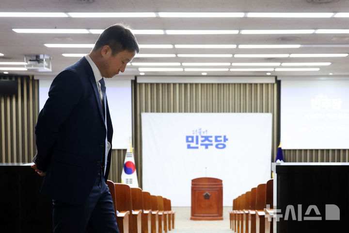 [서울=뉴시스] 고승민 기자 = 원내대표 선거에 출마한 한병도 더불어민주당 의원이 28일 서울 여의도 국회에서 열린 비공개 의원총회에 앞서 의원들에게 인사를 하기 위해 회의장 앞에서 대기하며 생각에 잠겨 있다. 2026.04.28. kkssmm99@newsis.com