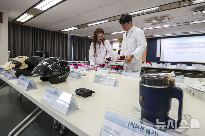 [서울=뉴시스] 정병혁 기자 = 28일 서울 서초구 한국제품안전관리원에서 열린 2026년 해외직구1차 안전성조사 부적합 제품 언론공개에서 직원들이 전시된 부적합 제품들을 살펴보고 있다. 2026.04.28. jhope@newsis.com