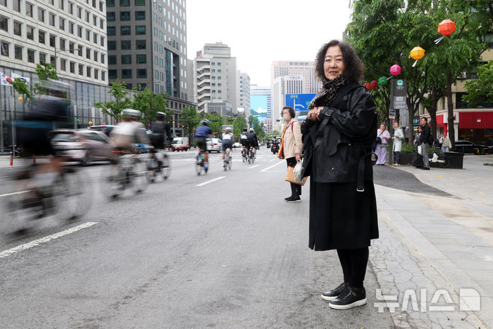 [서울=뉴시스] 박진희 기자 = 문정희 시인이 지난달 28일 서울 중구 숭례문 인근에서 사진 촬영을 하고 있다. 작가는 최근 시집 '늑대처럼 싱싱하게 울고 싶었다'를 출간했다. 2026.05.02. pak7130@newsis.com