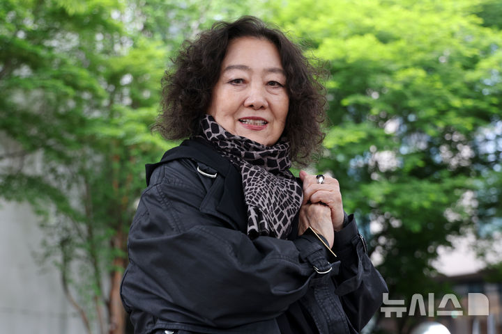 [서울=뉴시스] 박진희 기자 = 문정희 시인이 지난달 28일 서울 중구 숭례문 인근에서 사진 촬영을 하고 있다. 작가는 최근 시집 '늑대처럼 싱싱하게 울고 싶었다'를 출간했다. 2026.05.02. pak7130@newsis.com