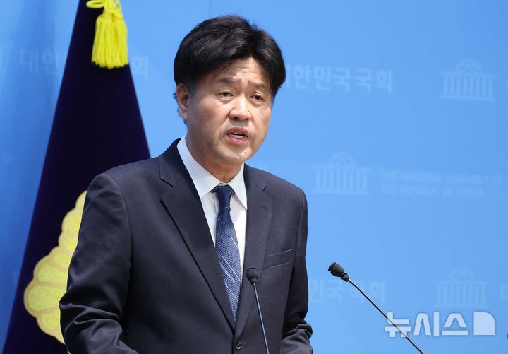 [서울=뉴시스] 조성봉 기자 = 더불어민주당 전략공천 대상에서 제외된 김용 전 민주연구원 부원장이 28일 서울 여의도 국회 소통관에서 열린 기자회견에서 입장 발표를 하고 있다. 김 전 민주연구원 부원장은 "백의종군 하겠다"고 밝혔다. 2026.04.28. suncho21@newsis.com