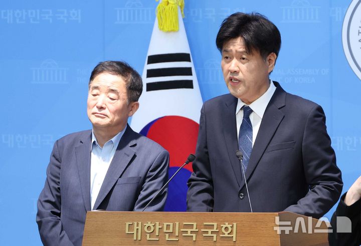 [서울=뉴시스] 조성봉 기자 = 더불어민주당 전략공천 대상에서 제외된 김용 전 민주연구원 부원장이 28일 서울 여의도 국회 소통관에서 열린 기자회견에서 입장 발표를 하고 있다. 김 전 민주연구원 부원장은 "백의종군 하겠다"고 밝혔다. 2026.04.28. suncho21@newsis.com