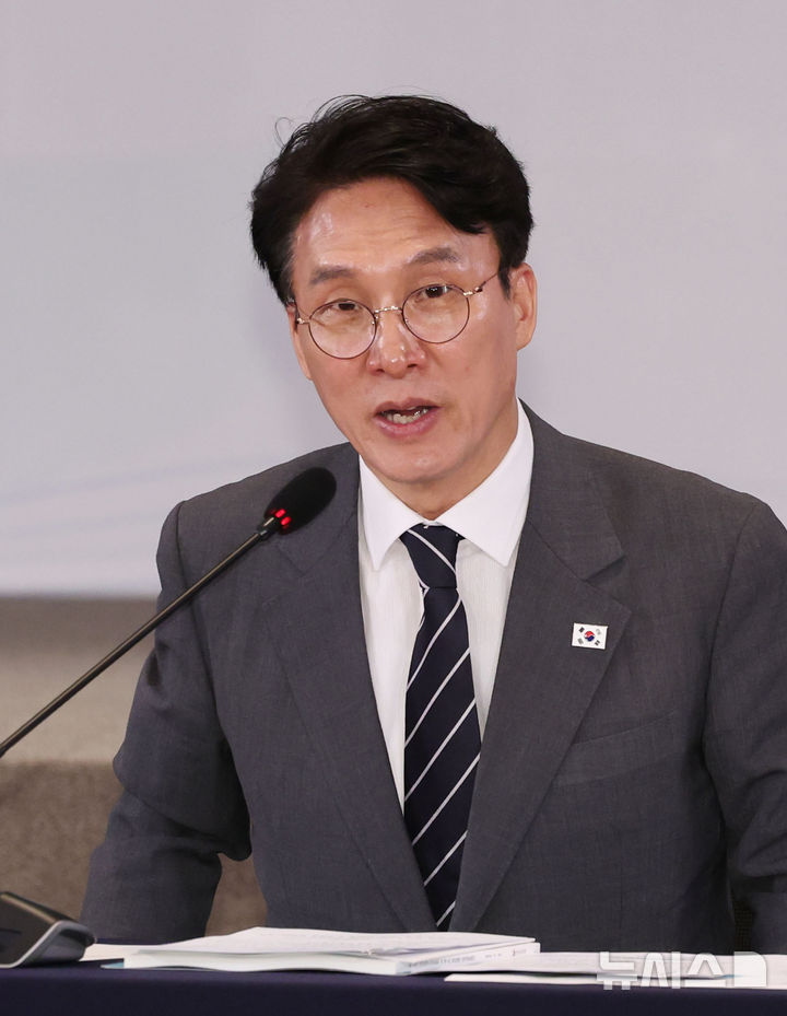 [서울=뉴시스] 조수정 기자 = 김민석 국무총리가 28일 오후 서울 마포구 중소기업 DMC타워에서 열린 제18차 청년정책조정위원회 겸 제2차 청년정책관계장관회의를 주재하고 있다. 2026.04.28. chocrystal@newsis.com