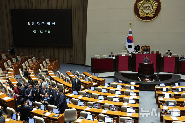 [서울=뉴시스] 김명년 기자 = 더불어민주당 의원들이 28일 오후 서울 여의도 국회에서 열린 제434회국회(임시회) 제8차 본회의에서 통일부장관(정동영) 해임건의안 관련 5분 자유발언을 하고 있는 김건 국회 외교통일위원회 국민의힘 간사를 뒤로하고 기념촬영하고 있다. 2026.04.28. kmn@newsis.com