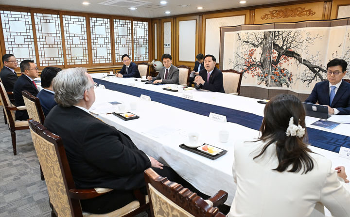 [서울=뉴시스] 김근수 기자 = 구윤철 부총리 겸 재정경제부 장관이 28일 서울 종로구 정부서울청사에서 제임스 김 회장 주한미국상공회의소(AMCHAM) 회장과 만나 면담을 하고 있다. (사진= 재정경제부 제공) 2026.04.28. photo@newsis.com *재판매 및 DB 금지