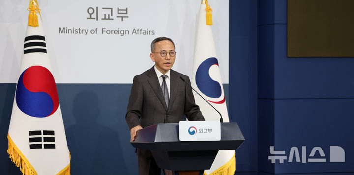 [서울=뉴시스] 김선웅 기자 = 박일 외교부 대변인이 28일 서울 종로구 정부서울청사 외교부에서 정례 브리핑을 하고 있다. 2026.04.28. mangusta@newsis.com