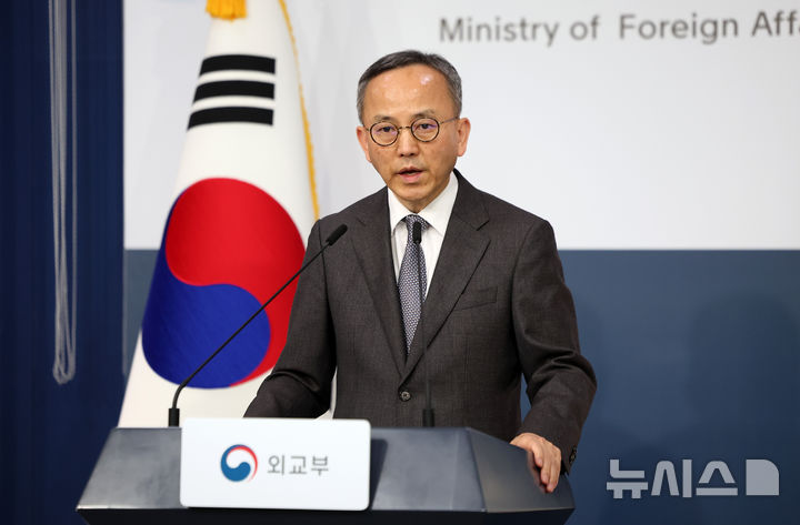 [서울=뉴시스] 김선웅 기자 = 박일 외교부 대변인이 28일 서울 종로구 정부서울청사 외교부에서 정례 브리핑을 하고 있다. 2026.04.28. mangusta@newsis.com