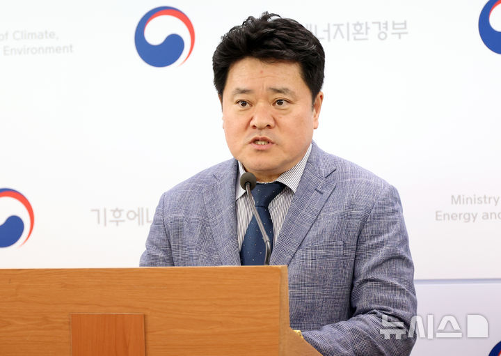 [세종=뉴시스] 강종민 기자 = 김고응 기후에너지환경부 자원순환국장이 28일 세종시 정부세종청사에서 탈플라스틱 순환경제 전환 추진계획을 설명하고 있다. 2026.04.28. ppkjm@newsis.com