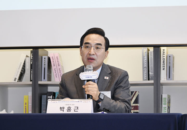 [서울=뉴시스] 김근수 기자 = 박홍근 기획예산처 장관이 28일 오후 서울 중구 커뮤니티하우스 마실에서 열린 '국민과 함께 하는 나라 살림' 타운홀 미팅을 주재하고 있다. (사진= 기획예산처 제공) 2026.04.28. photo@newsis.com *재판매 및 DB 금지