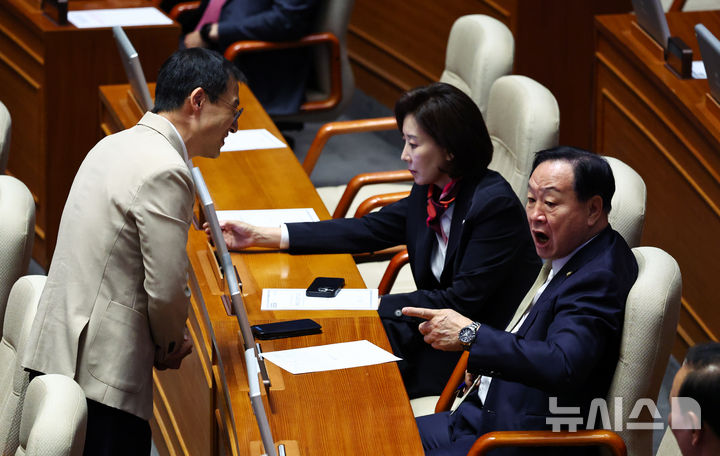 [서울=뉴시스] 김명년 기자 = 한기호 국민의힘 의원이 28일 오후 서울 여의도 국회에서 열린 제434회국회(임시회) 제8차 본회의에서 지방선거에 나서기 위해 의원직 사퇴 전 인사를 하는 김상욱 더불어민주당 의원에게 화를 내고 있다. 2026.04.28. kmn@newsis.com