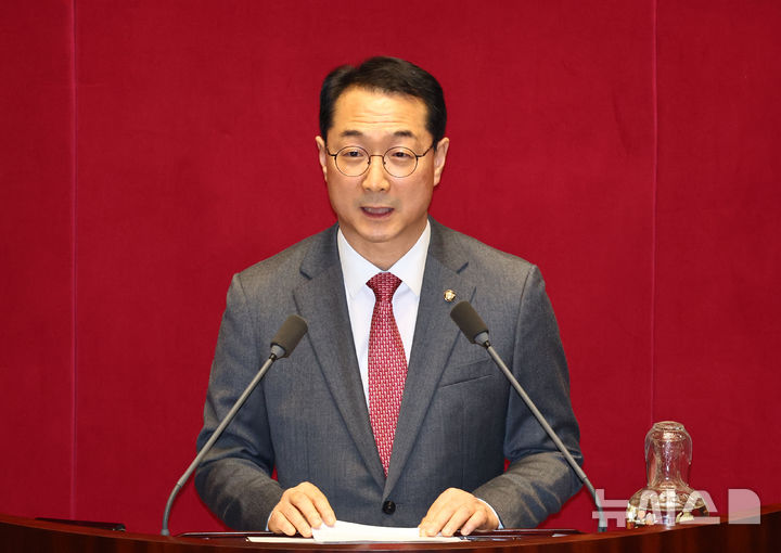 [서울=뉴시스] 김명년 기자 = 김건 국회 외교통일위원회 국민의힘 간사가 지난달 28일 오후 서울 여의도 국회에서 열린 제434회국회(임시회) 제8차 본회의에서 통일부장관(정동영) 해임건의안 관련 5분 자유발언을 하고 있다. 2026.04.28. kmn@newsis.com