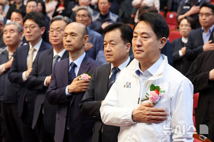 [서울=뉴시스] 조성우 기자 = 오세훈(오른쪽) 국민의힘 서울시장 후보가 28일 오후 서울 영등포구 영등포아트홀에서 열린 한국노총 서울지역본부 136주년 세계노동절 기념식 및 서울지역 노동문화제에 참석해 국기에 대한 경례를 하고 있다. 2026.04.28. xconfind@newsis.com
