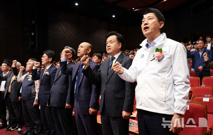 [서울=뉴시스] 조성우 기자 = 오세훈 국민의힘 서울시장 후보가 28일 오후 서울 영등포구 영등포아트홀에서 열린 한국노총 서울지역본부 136주년 세계노동절 기념식 및 서울지역 노동문화제에 참석해 임을 위한 행진곡을 제창하고 있다. 2026.04.28. xconfind@newsis.com