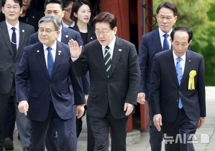 [아산=뉴시스] 최동준 기자 = 이재명 대통령이 28일 충남 아산시 현충사에서 열린 충무공 이순신 장군 탄신 제481주년 기념행사에 허민(왼쪽) 국가유산청장과 입장하고 있다. 2026.04.28. photocdj@newsis.com