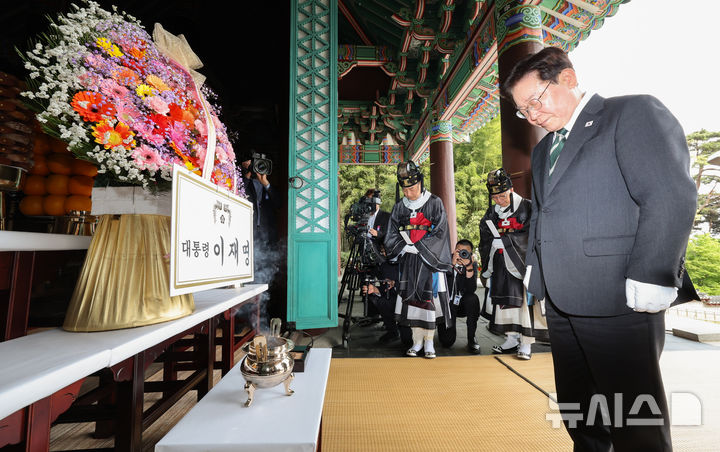 [아산=뉴시스] 최동준 기자 = 이재명 대통령이 28일 충남 아산시 현충사에서 열린 충무공 이순신 장군 탄신 제481주년 기념행사에서 묵념하고 있다. 2026.04.28. photocdj@newsis.com