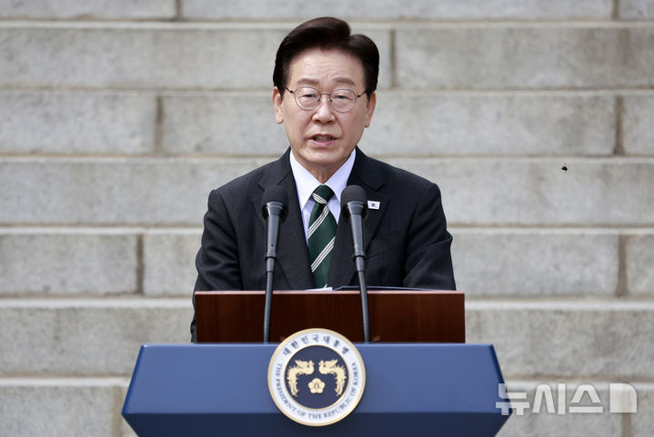 [아산=뉴시스] 최동준 기자 = 이재명 대통령이 28일 충남 아산시 현충사에서 열린 충무공 이순신 장군 탄신 제481주년 기념행사에서 축사를 하고 있다. 2026.04.28. photocdj@newsis.com