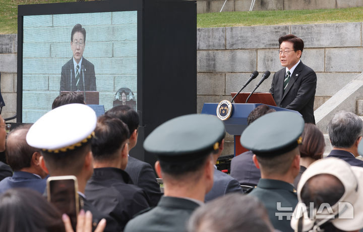[아산=뉴시스] 최동준 기자 = 이재명 대통령이 28일 충남 아산시 현충사에서 열린 충무공 이순신 장군 탄신 제481주년 기념행사에서 축사를 하고 있다. 2026.04.28. photocdj@newsis.com