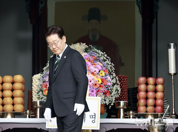 [아산=뉴시스] 최동준 기자 = 이재명 대통령이 28일 충남 아산시 현충사에서 열린 충무공 이순신 장군 탄신 제481주년 기념행사에서 헌화를 마치고 이동하고 있다. 2026.04.28. photocdj@newsis.com