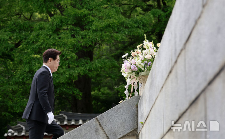 [아산=뉴시스] 최동준 기자 = 이재명 대통령이 28일 충남 아산시 현충사에서 열린 충무공 이순신 장군 탄신 제481주년 기념행사에서 헌화하기 위해 이동하고 있다. 2026.04.28. photocdj@newsis.com