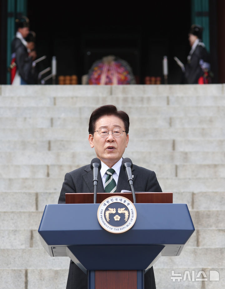 [아산=뉴시스] 최동준 기자 = 이재명 대통령이 28일 충남 아산시 현충사에서 열린 충무공 이순신 장군 탄신 제481주년 기념행사에서 축사를 하고 있다. 2026.04.28. photocdj@newsis.com