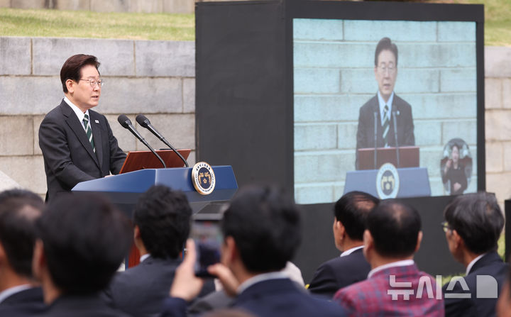 [아산=뉴시스] 최동준 기자 = 이재명 대통령이 28일 충남 아산시 현충사에서 열린 충무공 이순신 장군 탄신 제481주년 기념행사에서 축사를 하고 있다. 2026.04.28. photocdj@newsis.com