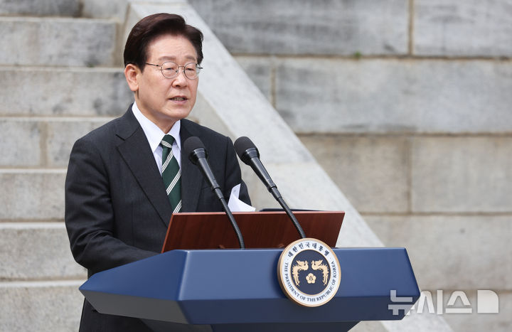 [아산=뉴시스] 최동준 기자 = 이재명 대통령이 28일 충남 아산시 현충사에서 열린 충무공 이순신 장군 탄신 제481주년 기념행사에서 축사를 하고 있다. 2026.04.28. photocdj@newsis.com