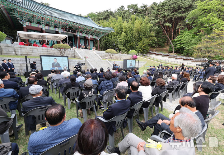 [아산=뉴시스] 최동준 기자 = 이재명 대통령이 28일 충남 아산시 현충사에서 열린 충무공 이순신 장군 탄신 제481주년 기념행사에서 축사를 하고 있다. 2026.04.28. photocdj@newsis.com