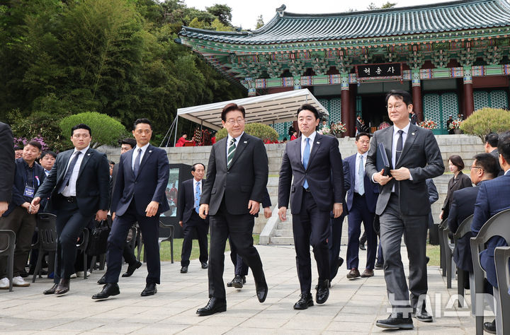 [아산=뉴시스] 최동준 기자 = 이재명 대통령이 28일 충남 아산시 현충사에서 열린 충무공 이순신 장군 탄신 제481주년 기념행사를 마치고 이동하고 있다. 2026.04.28. photocdj@newsis.com