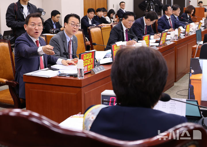 [서울=뉴시스] 김금보 기자 = 김형동 국회 '윤석열정권정치검찰조작기소의혹사건진상규명국정조사특별위원회' 국민의힘 간사와 곽규택 의원 등 위원들이 28일 서울 여의도 국회에서 열린 청문회에서 김성태 전 쌍방울 회장이 청문회 출석 전 서영교 위원장실에 방문했다는 의혹을 제기하며 CCTV 열람을 요구하고 있다. 2026.04.28. kgb@newsis.com