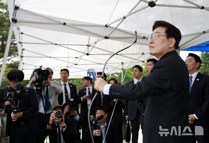[아산=뉴시스] 최동준 기자 = 이재명 대통령이 28일 충남 아산시 현충사 활터에서 열린 제65회 대통령기 전국 궁도대회를 방문해 활을 당긴 후 방향을 바라보고 있다. 2026.04.28. photocdj@newsis.com