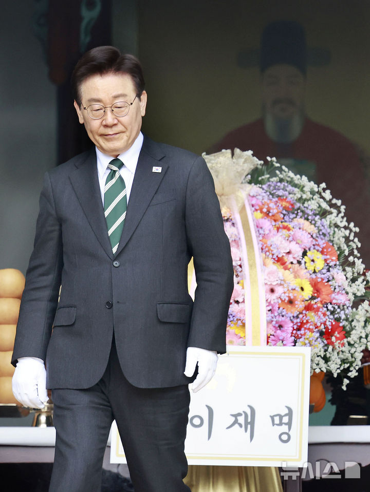 [아산=뉴시스] 최동준 기자 = 이재명 대통령이 28일 충남 아산시 현충사에서 열린 충무공 이순신 장군 탄신 제481주년 기념행사에서 헌화 후 자리로 향하고 있다. 2026.04.28. photocdj@newsis.com