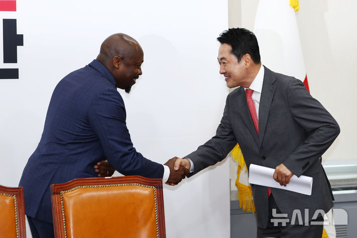 [서울=뉴시스] 김명년 기자 = 장동혁 국민의힘 대표가 28일 서울 여의도 국회에서 열린 '아동청소년 SNS 중독 플랫폼의 보호책임 강화를 위한 긴급 좌담회'에서 윌슨 화이트 구글 아시아태평양 대외협력정책총괄 부사장과 인사하고 있다. 2026.04.28. kmn@newsis.com