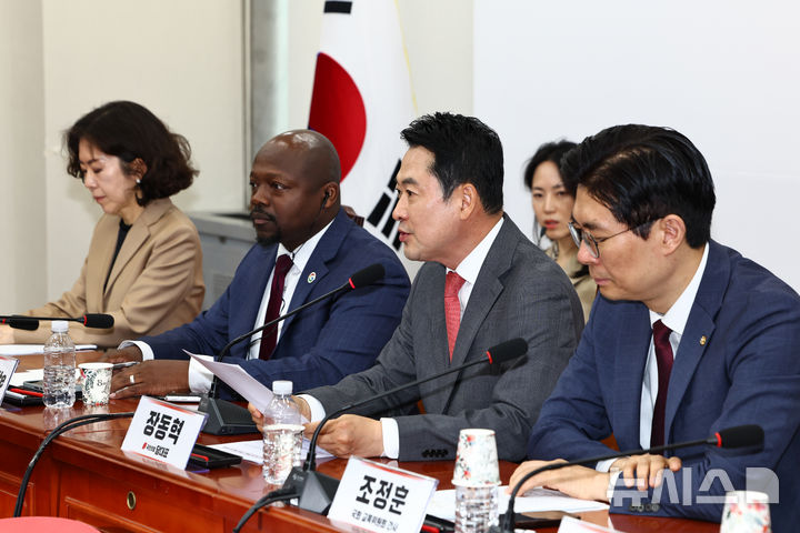 [서울=뉴시스] 김명년 기자 = 장동혁 국민의힘 대표가 28일 서울 여의도 국회에서 열린 '아동청소년 SNS 중독 플랫폼의 보호책임 강화를 위한 긴급 좌담회'에서 발언하고 있다. 2026.04.28. kmn@newsis.com