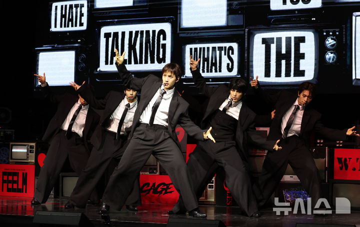 [서울=뉴시스] 조수정 기자 = 보이그룹 '82메이저'가 28일 오후 서울 서대문구 예스24 원더로크홀에서 열린 5번째 미니앨범 'FEELM' 쇼케이스에서 신곡을 선보이고 있다. 2026.04.28. chocrystal@newsis.com