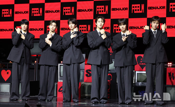 [서울=뉴시스] 조수정 기자 = 보이그룹 '82메이저'가 28일 오후 서울 서대문구 예스24 원더로크홀에서 열린 5번째 미니앨범 'FEELM' 쇼케이스에서 포즈를 취하고 있다. 2026.04.28. chocrystal@newsis.com