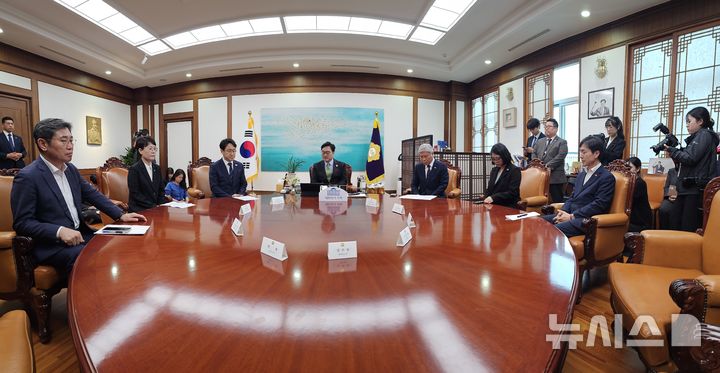 [서울=뉴시스] 고승민 기자 = 우원식 국회의장과 국민의힘을 제외한 여야 대표자들이 28일 서울 여의도 국회에서 열린 제3차 개헌 연석회의에서 논의하고 있다. 2026.04.28. kkssmm99@newsis.com