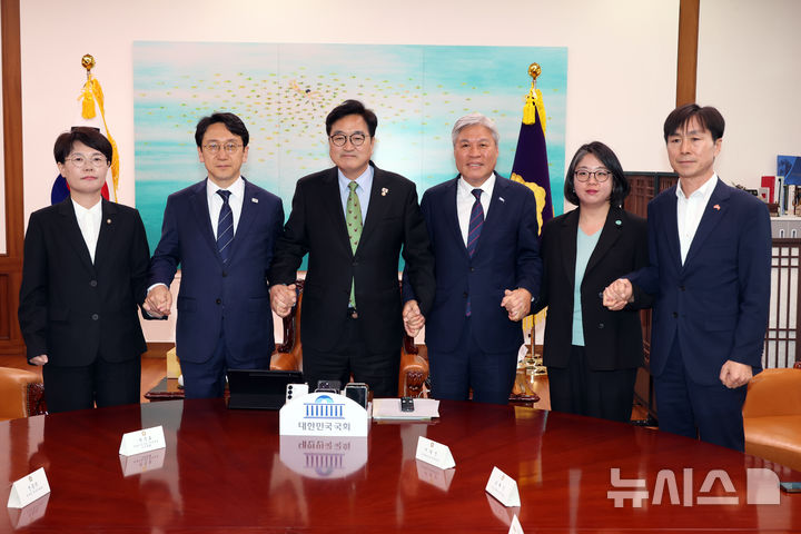 [서울=뉴시스] 고승민 기자 = 우원식(왼쪽 세번째) 국회의장과 국민의힘을 제외한 여야 대표자들이 28일 서울 여의도 국회에서 열린 제3차 개헌 연석회의에서 기념촬영을 하고 있다. 왼쪽부터 전종덕 진보당 원내부대표, 천준호 더불어민주당 원내대표 직무대행, 우 의장, 서왕진 조국혁신당 원내대표, 용혜인 기본소득당 대표, 한창민 사회민주당 대표. 2026.04.28. kkssmm99@newsis.com