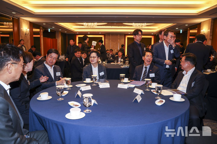 [서울=뉴시스] 정병혁 기자 = 김정관 산업통상부 장관, 황종우 해양수산부 장관을 비롯한 참석자들이 28일 서울 중구 롯데호텔에서 열린 조선-해운 상생발전 전략협의회 출범식에서 자리에 앉아 있다. 2026.04.28. jhope@newsis.com
