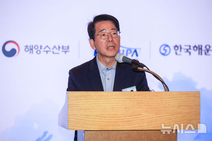 [서울=뉴시스] 정병혁 기자 = 황종우 해양수산부 장관이 28일 서울 중구 롯데호텔에서 열린 조선-해운 상생발전 전략협의회 출범식에서 축사를 하고 있다. 2026.04.28. jhope@newsis.com