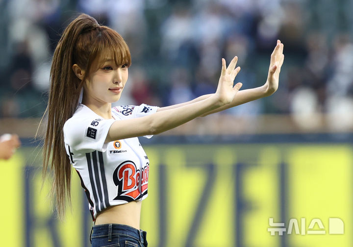 [서울=뉴시스] 황준선 기자 = 28일 서울 송파구 잠실야구장에서 열린 2026 KBO 리그 삼성 라이온즈와 두산 베어스의 경기, 가수 최예나가 시구에 나서며 관중들을 향해 인사하고 있다. 2026.04.28. hwang@newsis.com