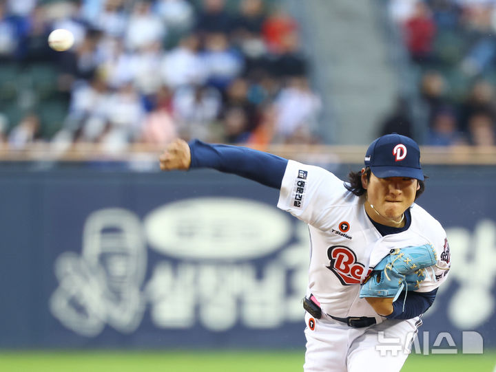[서울=뉴시스] 황준선 기자 = 28일 서울 송파구 잠실야구장에서 열린 2026 KBO 리그 삼성 라이온즈와 두산 베어스의 경기, 1회 초 두산 선발 곽빈이 공을 던지고 있다. 2026.04.28. hwang@newsis.com