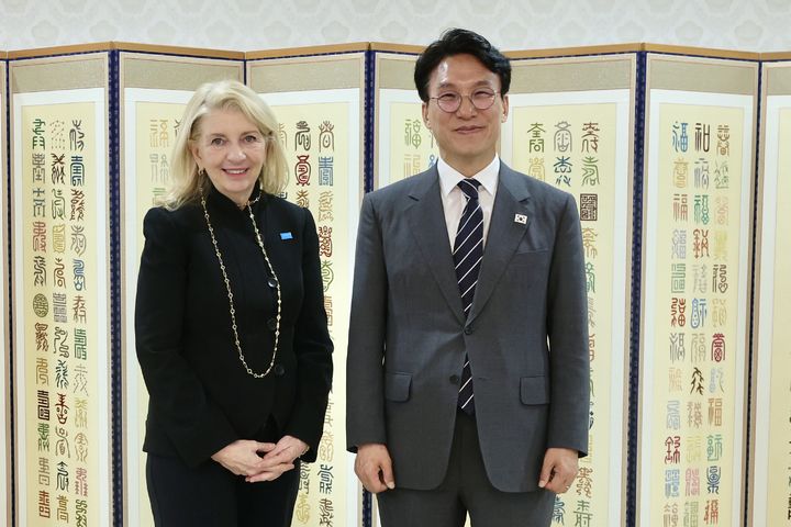 [서울=뉴시스] 김근수 기자 = 김민석 국무총리가 28일 정부서울청사에서 캐서린 러셀(Catherine Russell) 유엔아동기금(UNICEF) 총재와 기념촬영을 하고 있다. (사진= 국무총리실 제공) 2026.04.28. photo@newsis.com *재판매 및 DB 금지