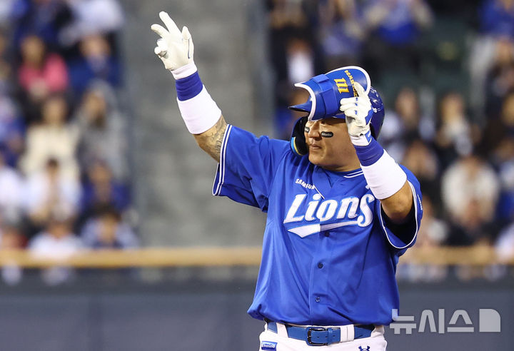 [서울=뉴시스] 황준선 기자 = 28일 서울 송파구 잠실야구장에서 열린 2026 KBO 리그 삼성 라이온즈와 두산 베어스의 경기, 4회 초 1사 3루 삼성 최형우가 1루타를 치고 2루까지 진루해 세리머니 하고 있다. 2026.04.28. hwang@newsis.com
